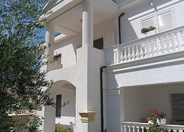 Kurti ゲストハウス ドゥラス